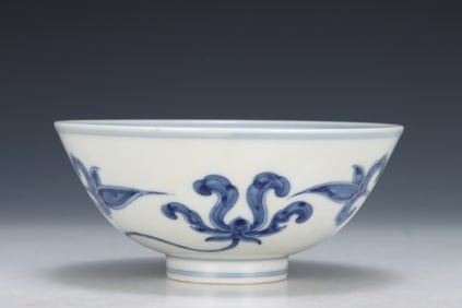 A Ming Chenghua blue and white Xuancao pattern palace bowl
