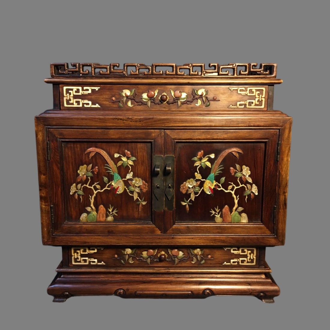 A cabinet inlaid with yellow rosewood from the Qing Dynasty (1 of 9)