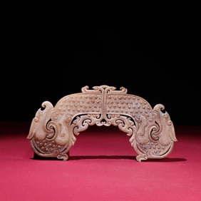 A gray-skinned jade dragon pendant of the Warring States period