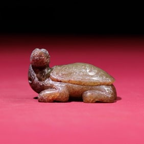 A slightly Qin jade turtle ornament from the Warring States period