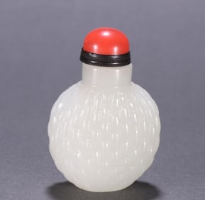 A Qing Dynasty Hetian jade bamboo basket pattern snuff bottle