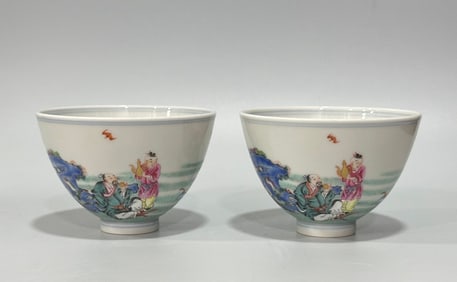 A pair of Qing Yongzheng pastel characters Fu tattooed chicken heart cups in front of his eyes