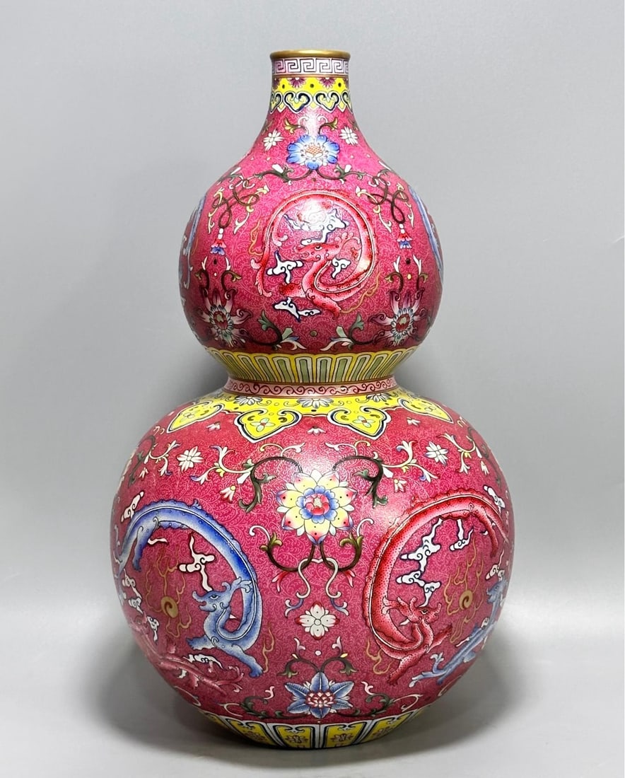 A pastel carmine red flower group dragon pattern gourd bottle made in the Qianlong period of the: Qianlong year of the Qing Dynasty pastel carmine red pick flower group dragon pattern gourd bottle SIZE: H:32.9cm MouthD:3.4cm BellyD:19.6cm Bottom D:8.9cm (The Dimensions Of All Batches Are Manually