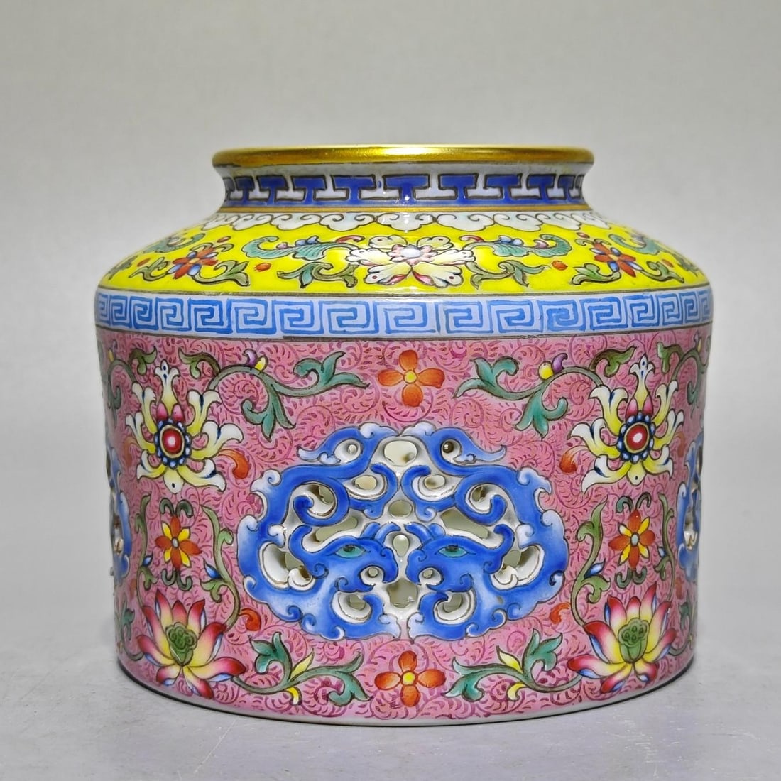 A piece of Qianlong in the Qing Dynasty enamel colorful anchovy floral pattern consecrated hollow: Qianlong year of the Qing Dynasty enamel colorful anchovy flower pattern consecrated hollow dragon pattern sandalwood jar SIZE: H:9.6cm BellyD:11cm (The Dimensions Of All Batches Are Manually Measured