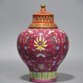 A piece of enamel carmine ramp anchovy anchovy hollow alum red gilded lid jar