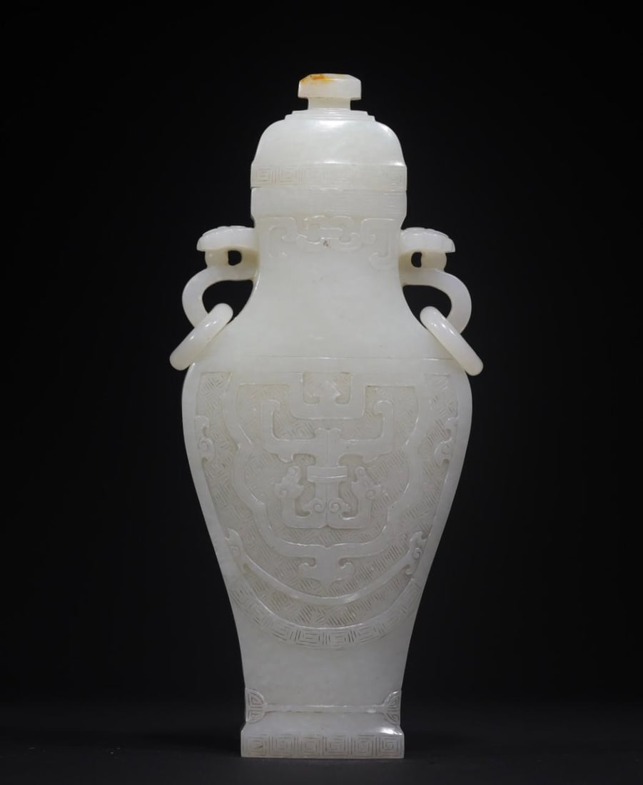 A Qing Dynasty gluttonous pattern amphora cap bottle furnisher: Qing Dynasty's gluttonous pattern amphora cap bottle furnishing This bottle is made of Hetian white jade and carefully carved out of the jade material The jade is condensed like paste, white like Kunl