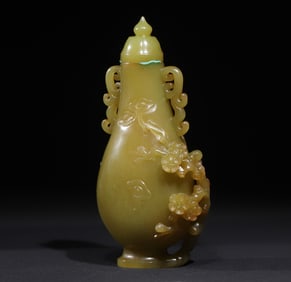 A piece of topaz from the Qing Dynasty is an elegant vessel