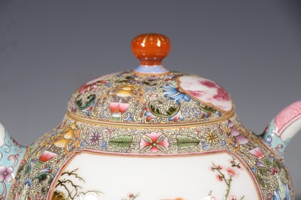 A piece of Qing Qianlong: Gu Yuexuan open window flower and bird teapot