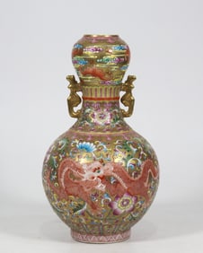 A Qing Qianlong era enamel colored gold-bottom double dragon wearing flower amphora garlic vase
