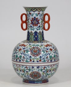A double-cut amphora made in the Qianlong period of the Qing Dynasty
