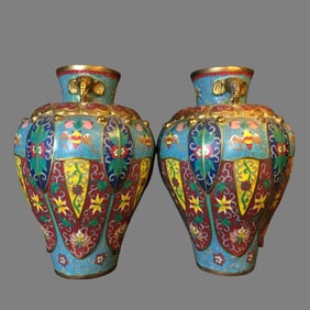A pair of cloisonné copper tire cloisonné enamel vases from the Qing Dynasty