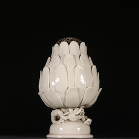 A Song Dynasty Ding kiln petal aroma diffuser stove