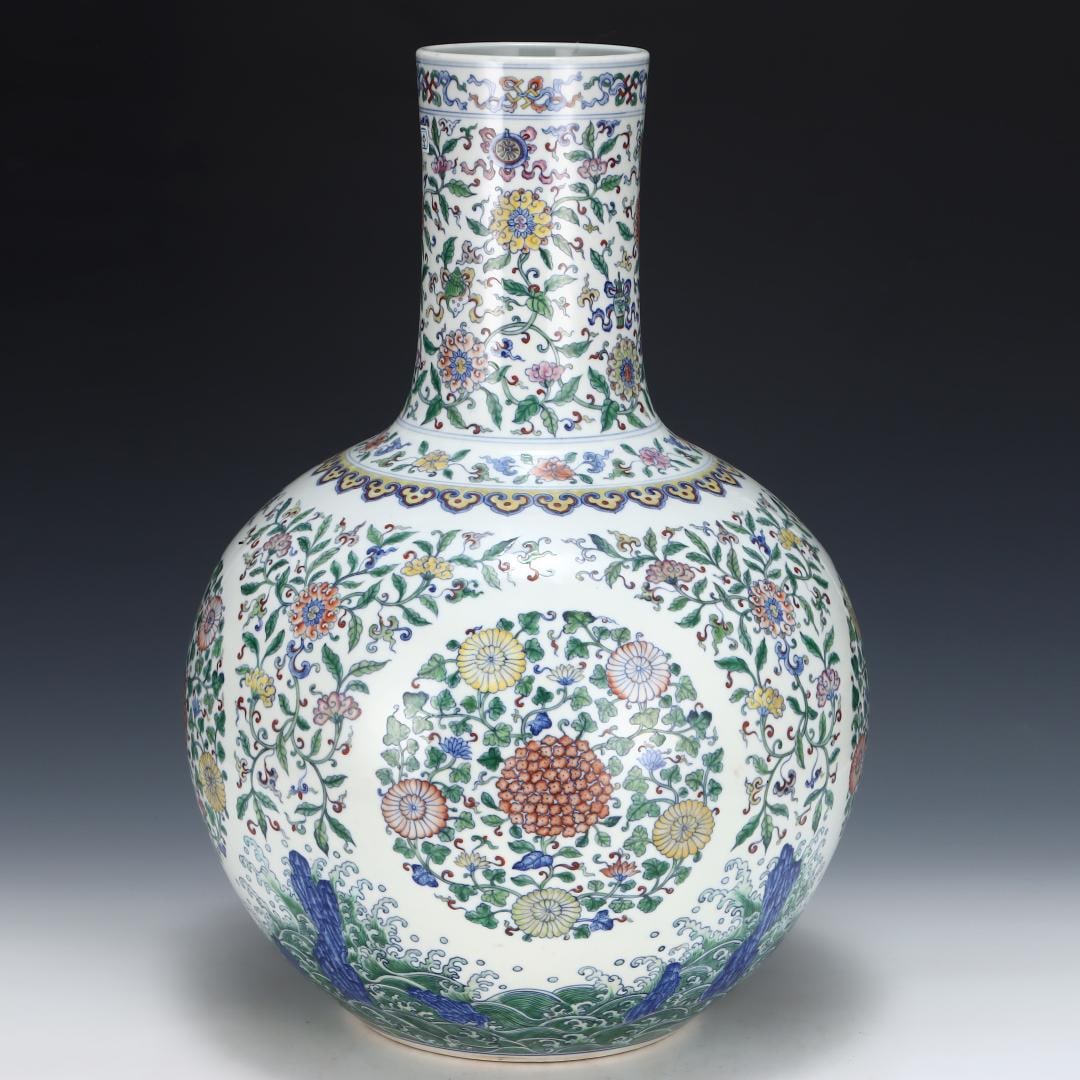 A Qing Yongzheng blue and white colorful group chrysanthemum pattern heavenly ball vase: The Qing Dynasty Yongzheng blue and white colorful group chrysanthemum pattern heavenly ball vase SIZE: H:54cm AbdominalD:38cm (The Dimensions Of All Batches Are Manually Measured.If You Need More Det