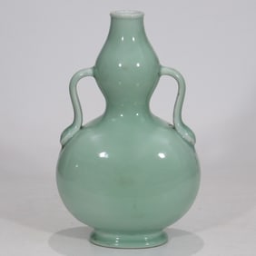 A bean blue glaze double ruyi ear gourd bottle made in the Qianlong period of the Qing Dynasty