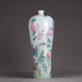 A Qing Yongzheng pastel rose all the way to the plum bottle