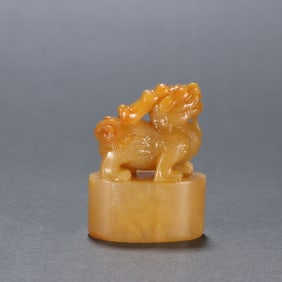 A Qing Dynasty Tian Huangshi auspicious beast button seal