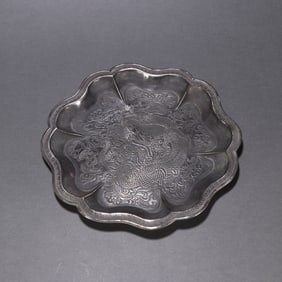A sterling silver dragon pattern plate of the Qing Dynasty