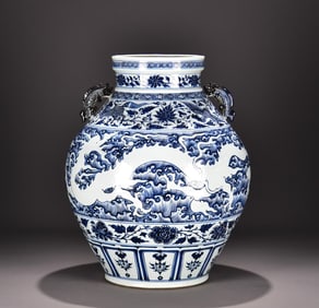 A large jar with white dragon pattern left in blue and white seawater in the Yuan Dynasty