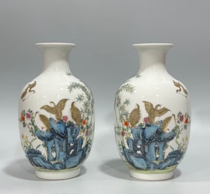A pair  of Qing Qianlong enamel flowers and birds living and working in peace and contentment