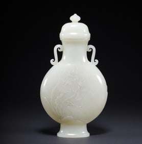 A Qing Dynasty Hetian jade butterfly floral pattern bottle