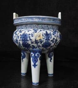 A piece of the Ming Dynasty Xuande year made a fine blue and white entwined lotus three-legged