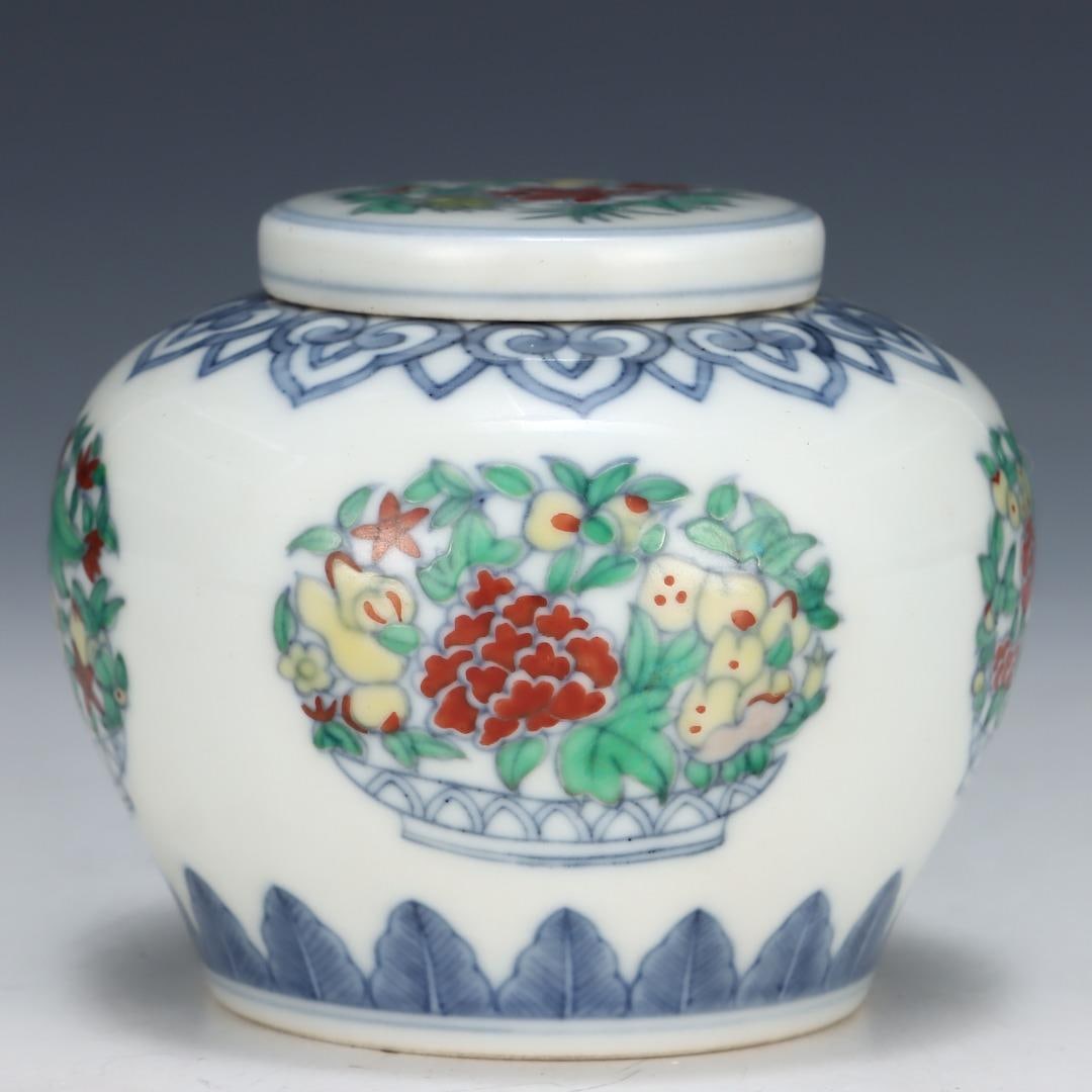 A Ming Dynasty Chenghua Doucai Tuan flower and fruit lid jar: Ming Dynasty Chenghua Doucai Tuan Flower and Fruit Lid SIZE: H:7.2cm AbdominalD:9cm (The Dimensions Of All Batches Are Manually Measured.If You Need More Detailed Information, Please Contact Our Custo
