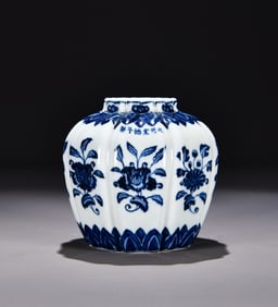 A Ming Xuande blue and white folded branch floral pattern melon edge jar