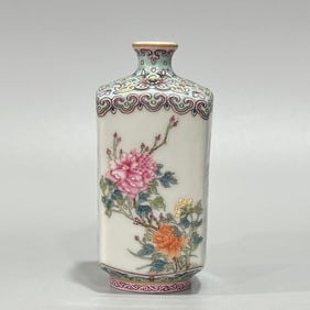 A piece of Qinglong foreign color upper and lower pattern four seasons floral pattern square snuff