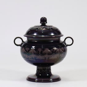 A piece of Qianlong eggplant skin purple glaze "bean" made in the Qianlong period of the Qing
