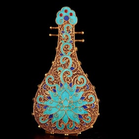 A Qing Dynasty filigree gilded emerald pipa ornament
