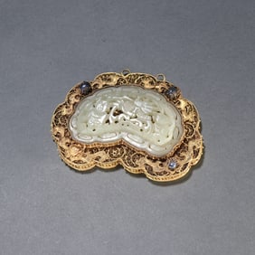 A Liao Dynasty silver-gilt filigree inlaid jade pendant