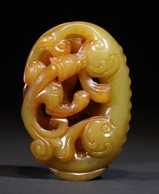 A topaz carving of the Qing Dynasty Canglong godson Ganoderma lucidum pendant