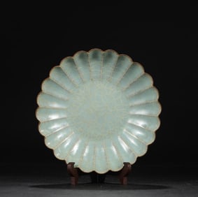 A piece of Southern Song Dynasty Xikou official kiln court royal melon edge plate "Qianlong Imperial