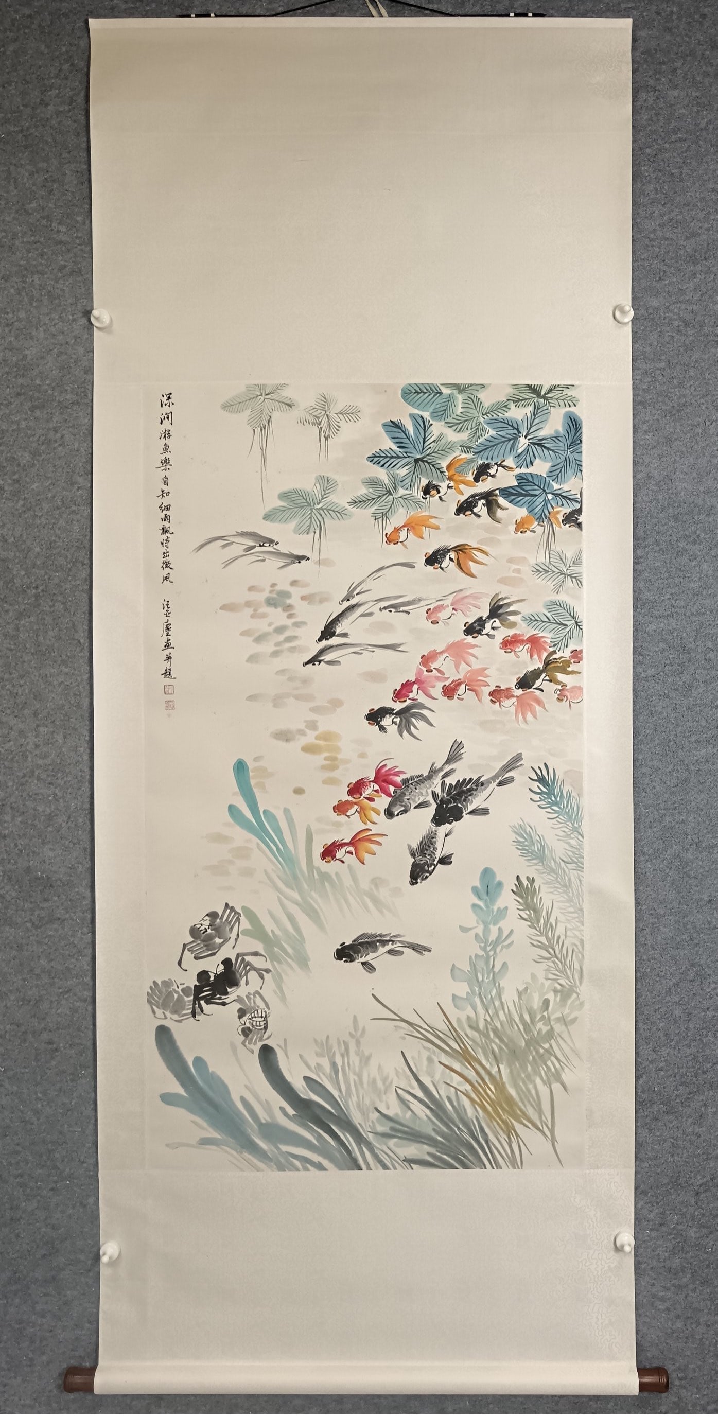 A picture of Wang Yachen's "Aquarium Picture": Wang Yachen's "Aquarium Picture" is made of paper material and framed with a vertical shaft SIZE: Painting core:68×123cm (The Dimensions Of All Batches Are Manually Measured.If You Need More Detailed