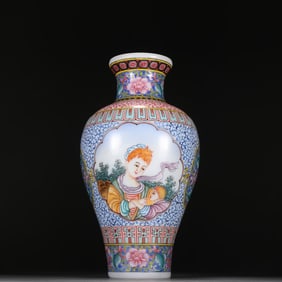 A Qing Dynasty material vessel painting enamel window character story appreciation bottle