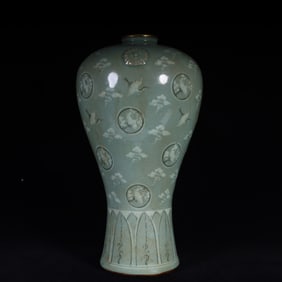 A Korean porcelain flying crane auspicious cloud pattern appreciation vase