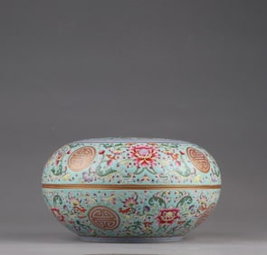A Qing Dynasty Yongzheng pastel Fushou holding box