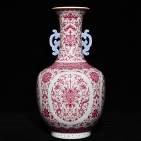 A Qing Dynasty Qianlong agate red floral pattern amphora