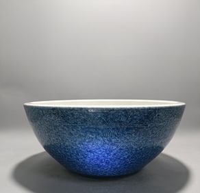 A blue glaze sprinkled with blue glaze during the Xuande period of the Ming Dynasty, and the
