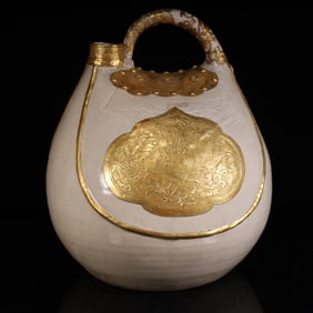 A Tang Dynasty white-glazed gilt leather pot
