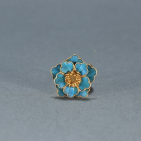 A silver-gilt dotted emerald ring