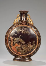A Qing Dynasty porcelain tire lacquered gold-painted moon-holding vase "Qing Dynasty Qianlong Year