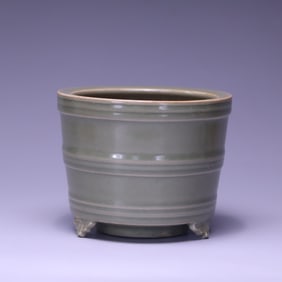 A Song Longquan kiln string pattern three-legged furnace