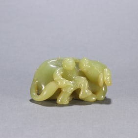 A carving of a cow playing cow in the Qing Dynasty Hetian topaz