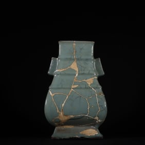 A Song Dynasty official kiln powder celadon glazed string pattern ear through the ear bottle