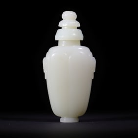 A Qing Dynasty green and white jade chrysanthemum petal pattern lid bottle