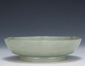 A piece of Song Ru kiln sunflower mouth wash