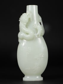 A Qing Dynasty Hetian jade dragon vase