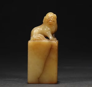 A Shoushan hibiscus stone beast button seal