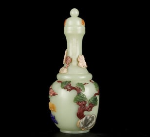 A jade vase inlaid with a hundred treasures in the Qing Dynasty
